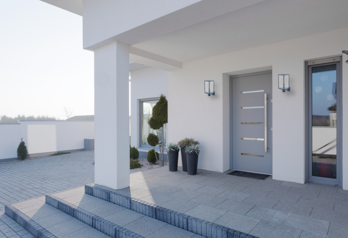  Στην εικόνα απεικονίζεται η απλίκα Una τοποθετημένη στην είσοδο ενός σπιτιού.